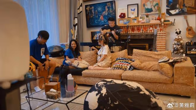 何潔刁磊帶娃與黃雅莉小聚，夫妻穿情侶裝放閃，三個兒女都像媽媽