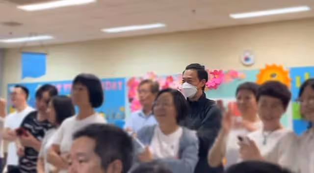 林峯參加2歲女兒畢業典禮,張馨月曬視頻,只給自己孩子遮臉挨批