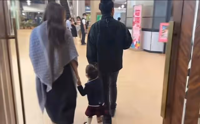 林峯參加2歲女兒畢業典禮,張馨月曬視頻,只給自己孩子遮臉挨批