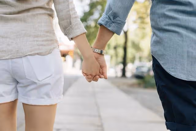 求婚後,姑娘提了3個要求,男友:我家買的房,憑啥給你父母養老