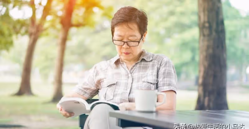 暑假去女兒家，得知親家母退休金4200還在做保潔後，我就不淡定了
