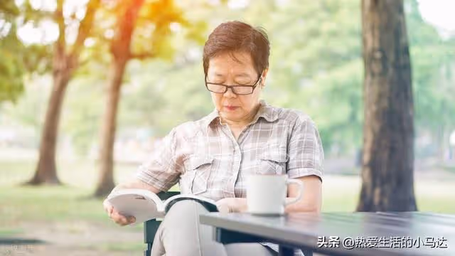 暑假去女兒家,得知親家母退休金4200還在做保潔後,我就不淡定了