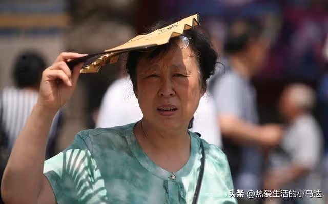 暑假去女兒家,得知親家母退休金4200還在做保潔後,我就不淡定了