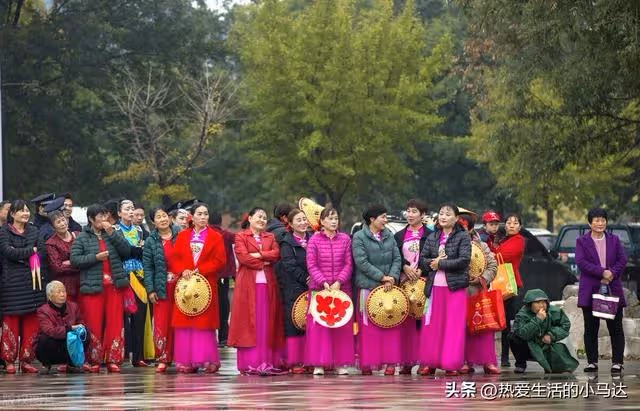 暑假去女兒家,得知親家母退休金4200還在做保潔後,我就不淡定了