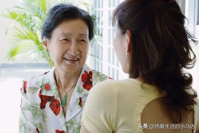 暑假去女兒家,得知親家母退休金4200還在做保潔後,我就不淡定了