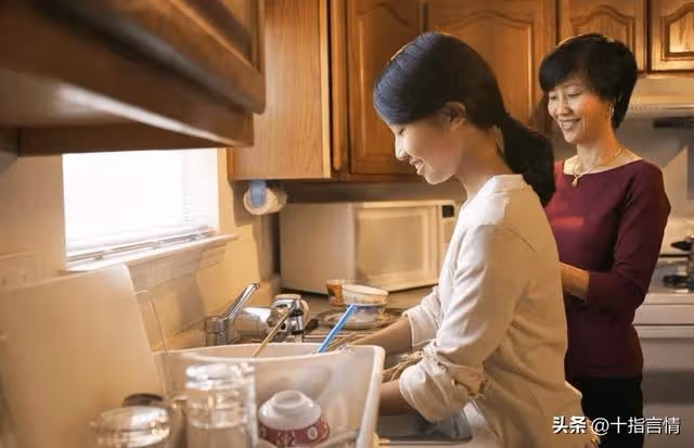 娘家出事問婆婆借五萬,她猶豫後提3個條件,我摔桌:養老別找我