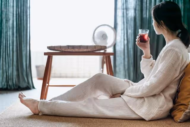 大姑子離婚,丈夫和婆婆瞞著妻子抱養孩子,妻子發飆:誰的娃誰養