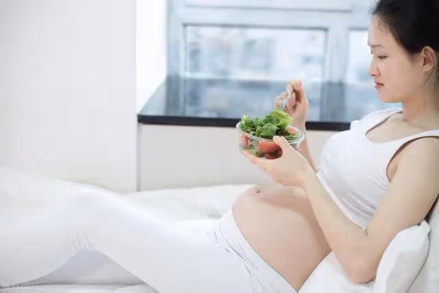 大姑子離婚，丈夫和婆婆瞞著妻子抱養孩子，妻子發飆：誰的娃誰養