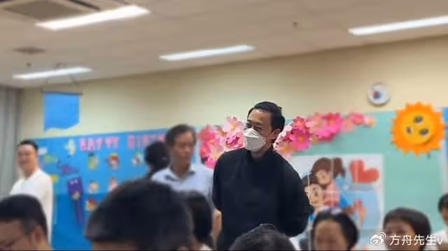 林峯參加2歲女兒畢業典禮,張馨月曬視頻,因只給自己孩子遮臉挨批