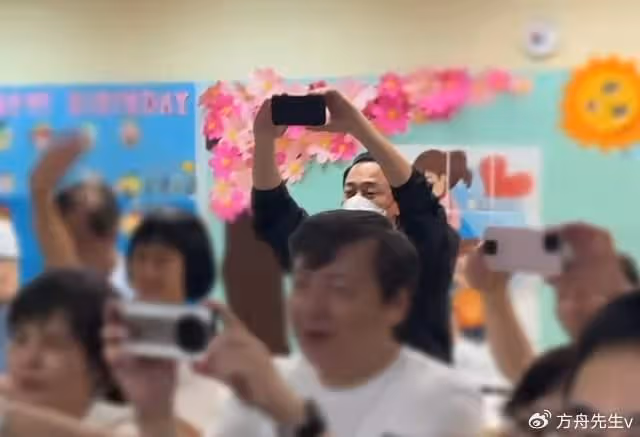 林峯參加2歲女兒畢業典禮,張馨月曬視頻,因只給自己孩子遮臉挨批