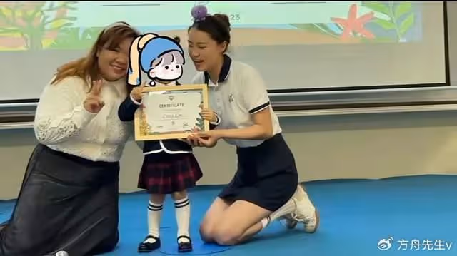 林峯參加2歲女兒畢業典禮,張馨月曬視頻,因只給自己孩子遮臉挨批