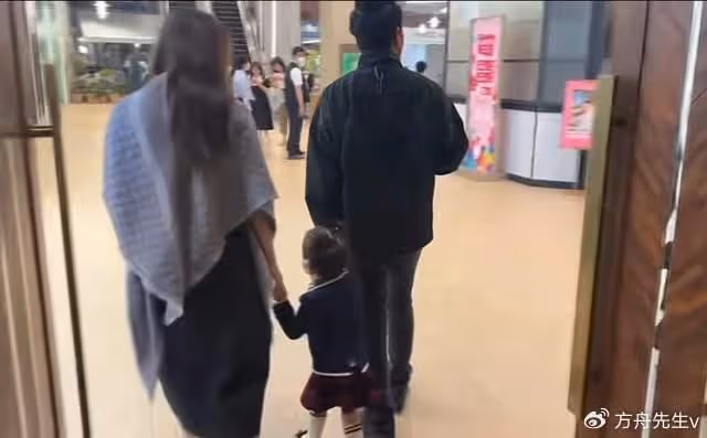 林峯參加2歲女兒畢業典禮,張馨月曬視頻,因只給自己孩子遮臉挨批