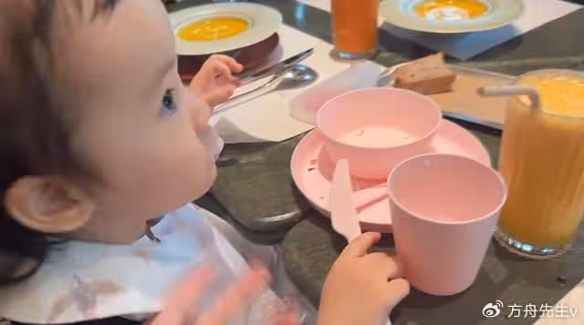 林峯參加2歲女兒畢業典禮,張馨月曬視頻,因只給自己孩子遮臉挨批