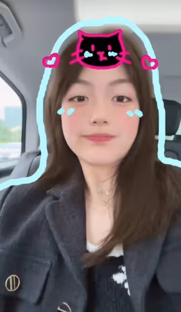 13歲王詩齡曬暑假日常,坐百萬豪車戴4萬項鍊,小鬍子太重引熱議