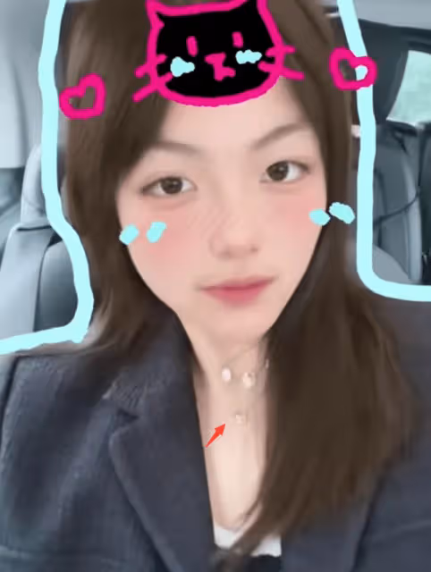 13歲王詩齡曬暑假日常,坐百萬豪車戴4萬項鍊,小鬍子太重引熱議