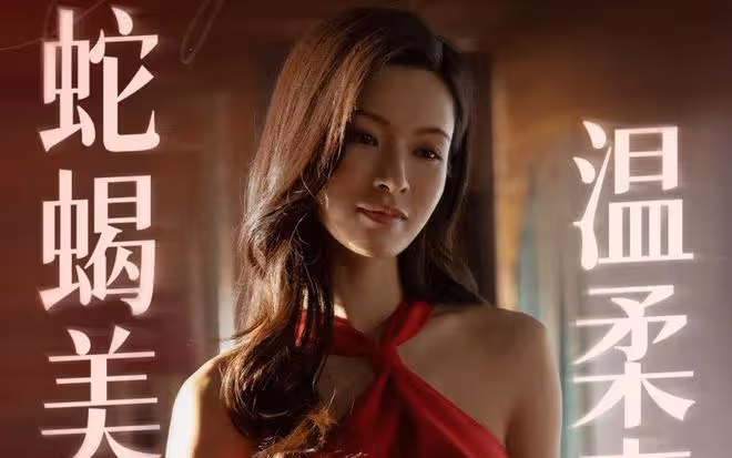 baby曬巴黎度假照,海邊穿比基尼撩秀髮,腰細腿長身材火辣超嫵媚