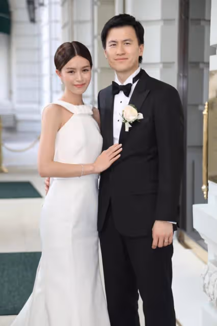 baby曬巴黎度假照,海邊穿比基尼撩秀髮,腰細腿長身材火辣超嫵媚