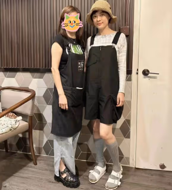 孫儷香港餐廳被偶遇,穿背帶褲活潑減齡,涼鞋配長襪被嘲一言難盡