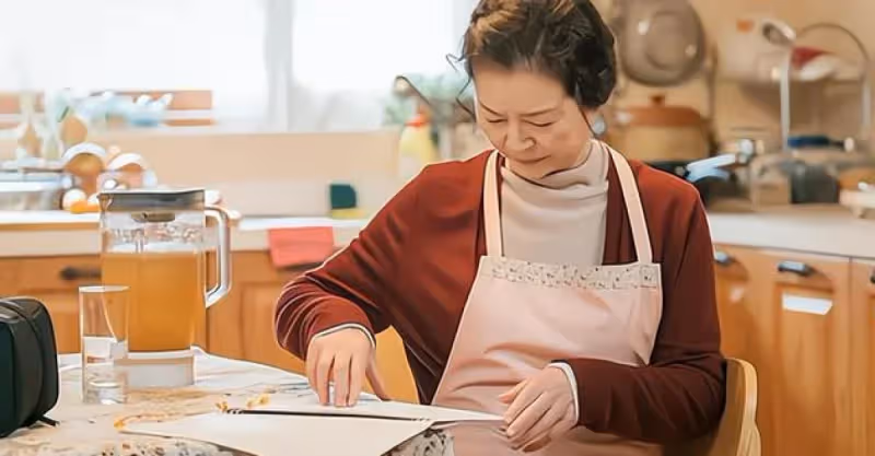 孫女考上985，奶奶送來兩萬紅包兒媳拒收，兒子：媽，求你別鬧了