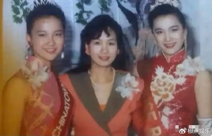 李玟母親是北大校花,華僑父親早逝後,她拒絕再婚,沒拋棄仨女兒