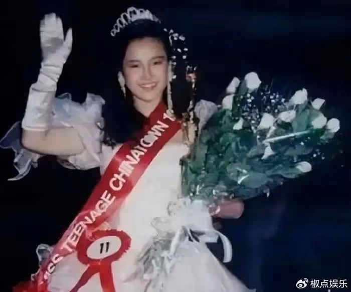 李玟母親是北大校花,華僑父親早逝後,她拒絕再婚,沒拋棄仨女兒