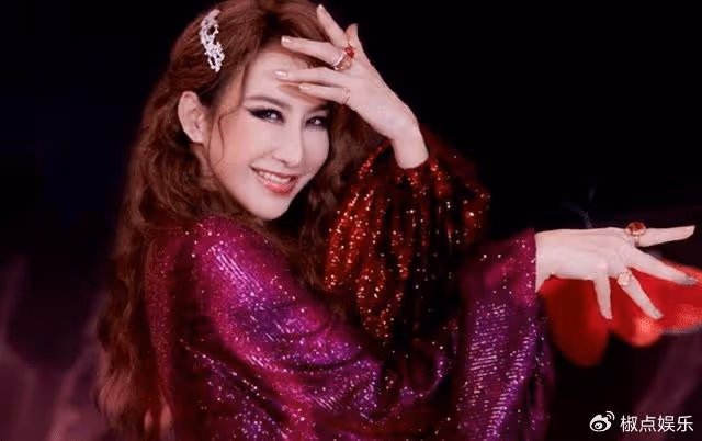 李玟母親是北大校花,華僑父親早逝後,她拒絕再婚,沒拋棄仨女兒