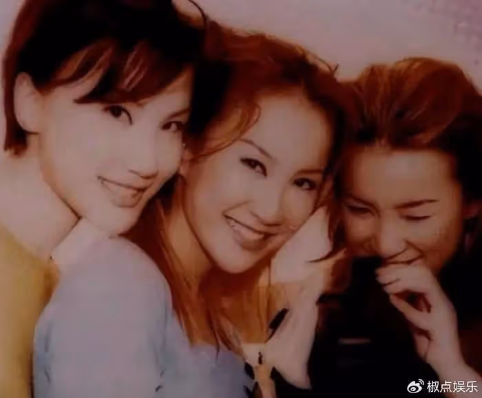 李玟母親是北大校花,華僑父親早逝後,她拒絕再婚,沒拋棄仨女兒