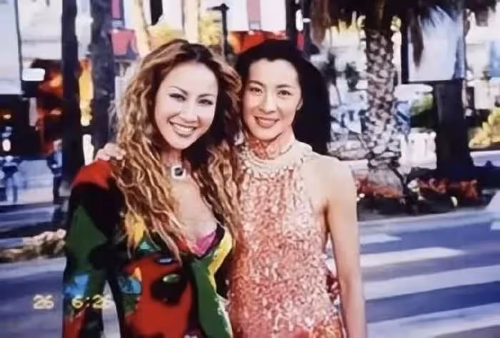李玟母親是北大校花,華僑父親早逝後,她拒絕再婚,沒拋棄仨女兒