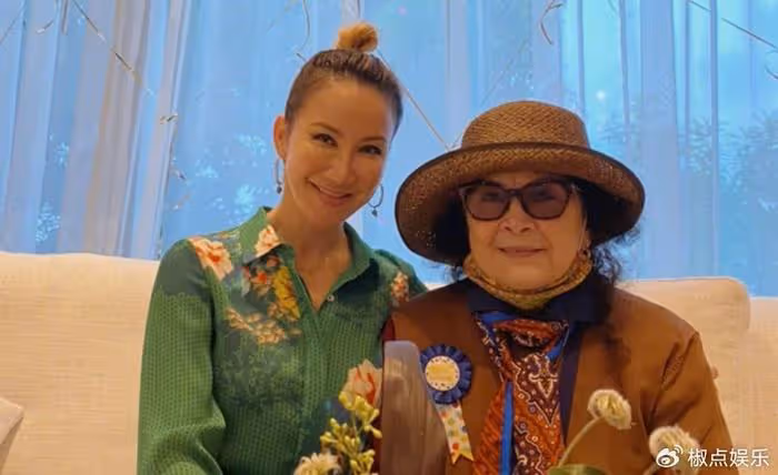 李玟母親是北大校花,華僑父親早逝後,她拒絕再婚,沒拋棄仨女兒