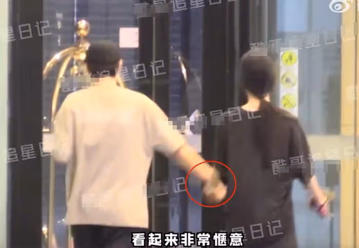 31歲秦俊傑戀情曝光!和毛曉慧同回酒店舉止親密,楊紫又莫名躺槍