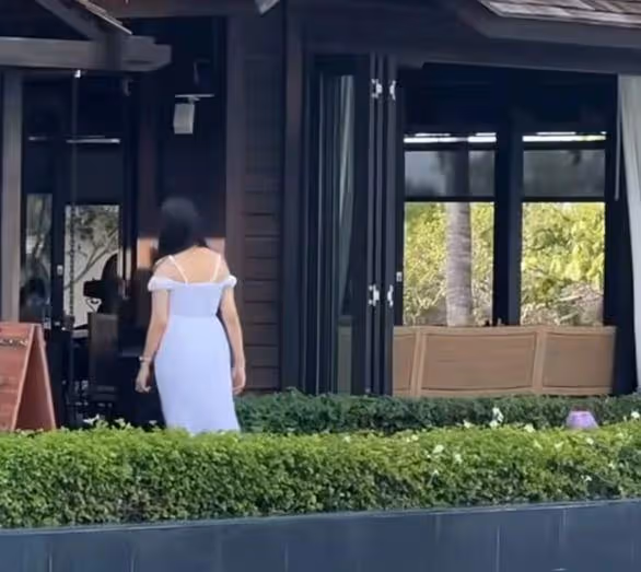 伊能靜帶女兒游泳被偶遇,近照圓潤駝背明顯,生圖精修差別大