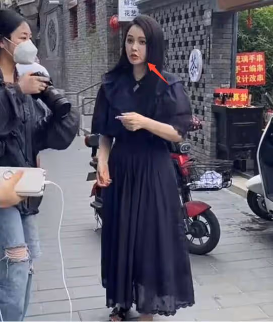 伊能靜帶女兒游泳被偶遇,近照圓潤駝背明顯,生圖精修差別大