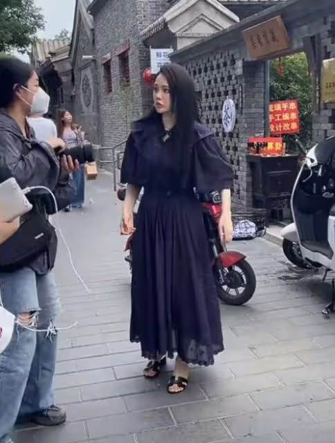 伊能靜帶女兒游泳被偶遇,近照圓潤駝背明顯,生圖精修差別大