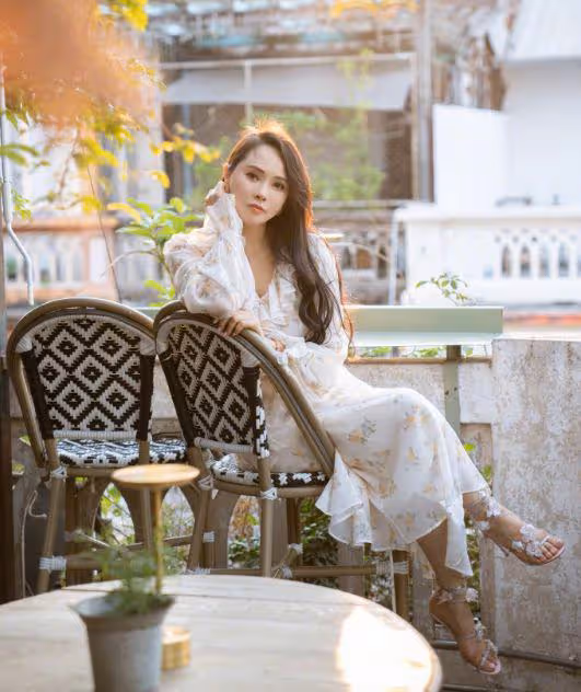 伊能靜帶女兒游泳被偶遇,近照圓潤駝背明顯,生圖精修差別大
