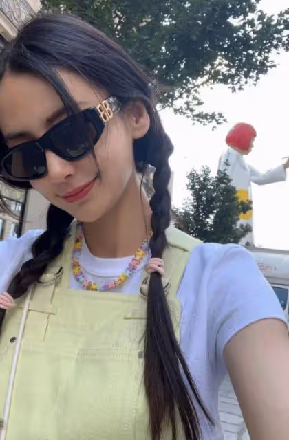 羅浮宮偶遇baby母子,麻花辮造型宛如少女,小海綿近照像黃曉明