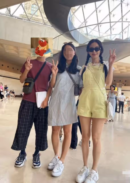羅浮宮偶遇baby母子,麻花辮造型宛如少女,小海綿近照像黃曉明