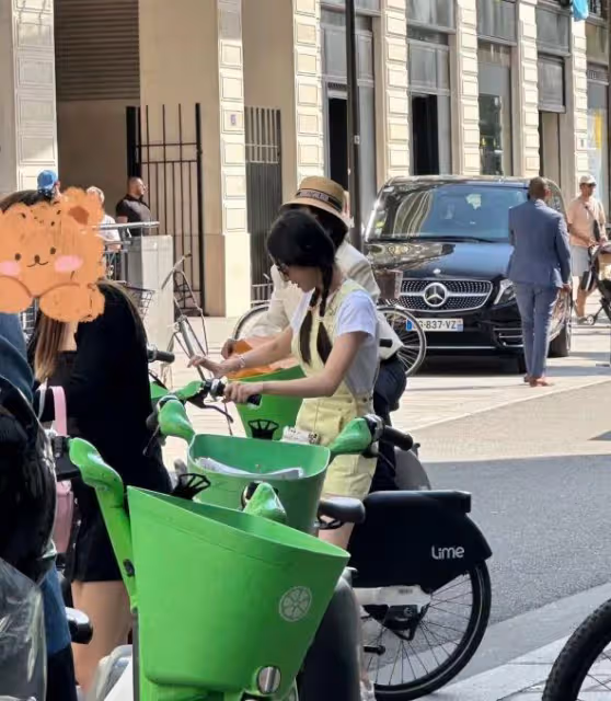 羅浮宮偶遇baby母子,麻花辮造型宛如少女,小海綿近照像黃曉明