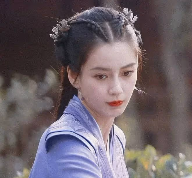 羅浮宮偶遇baby母子,麻花辮造型宛如少女,小海綿近照像黃曉明