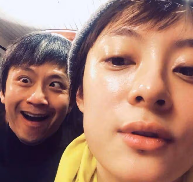 孫儷現身香港探親,本人被誇贊比上鏡漂亮,涼鞋配長襪遭吐槽