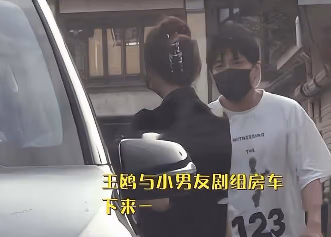 天道輪迴?王鷗遭男友背叛,何九華出軌與美女車內擁吻密會3小時
