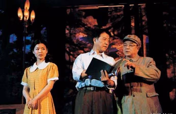 「諜戰一哥」傅程鵬,捨棄16年糟糠之妻,凈身出戶娶小6歲美模!
