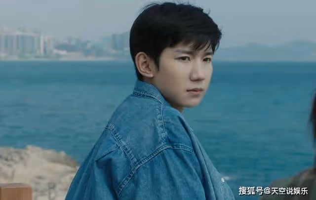 《追光的日子》穿上白大褂後的放飛自我，才知王源將本性藏得有多深
