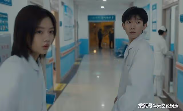 《追光的日子》穿上白大褂後的放飛自我，才知王源將本性藏得有多深