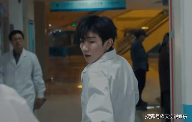 《追光的日子》穿上白大褂後的放飛自我,才知王源將本性藏得有多深