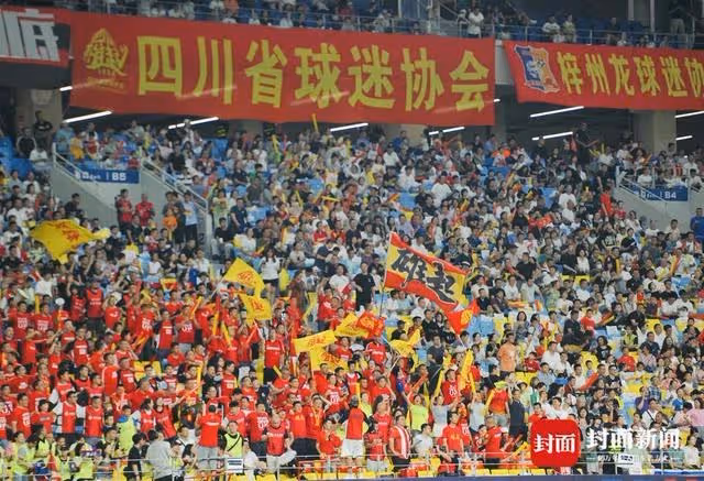 圖集|黃日華、譚詠麟現場K歌 「蓉寶」閃耀蓉港公益足球賽