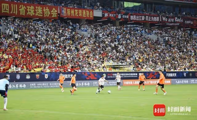 圖集|黃日華、譚詠麟現場K歌 「蓉寶」閃耀蓉港公益足球賽