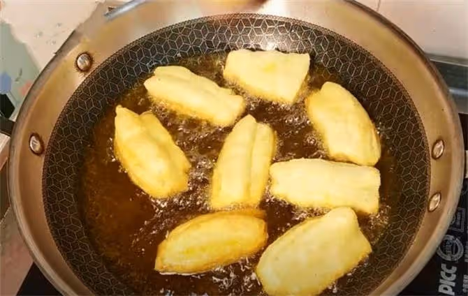 香酥小油條夏天這樣做，好吃又健康，不用一滴水和面，全家都愛吃