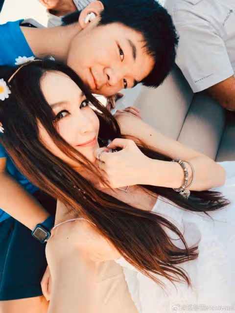 57歲溫碧霞與富豪老公出遊,穿比基尼自信大方,皮膚白皙不顯老