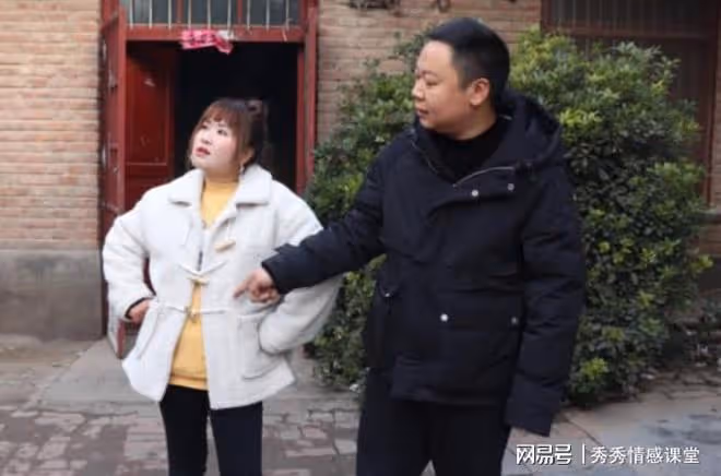 故事:月薪三千鳳凰男逼我AA制,弟弟結婚卻要我拿錢:你也出一半