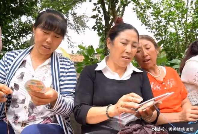 案例:結婚當晚,大爺發現大媽腰系紅繩,直拍大腿:騙得我好苦